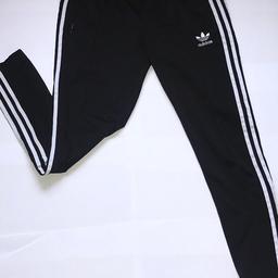 Schwarze Adidas Trainerhosen (original) grösse 38. mit schwarzem streifen vorne am bein, selten getragen, in top zustand. (Originalpreis 80.-)