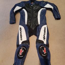 Very good condition bike leathers
USA size 46
EU 56

My Dad is a size L, 34-36 waist and 5'10-5'11 tall (hope this helps with the size)

From a smoke free home.