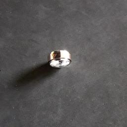 Neuer eingetragener 925 Silber Ring von Armani.
Zweifarbig mit rosegold die obere Schiene ist auch beweglich. 
Ringgrösse 54,5