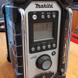Verkaufe gut erhaltenen, natürlich funktionstüchtigen Makita Radio. Dieses Modell kann auch mit den alten Makita Akkus betrieben werden!
Mit Netzteil, OHNE Akkus.
Keine Garantie, kein Versand.
Mitnahme bis Gleisdorf, bzw. St. Margarethen/Raab möglich.