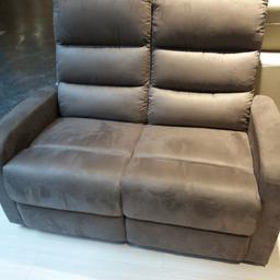 2er Couch zu vergeben wegen Platzmangel.
Nagelneu und noch verpackt.
Maße: 128×100×94 cm