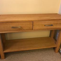 Solid oak console table, in very good condition 120cm wide, 35cm in depth and 80cm high.