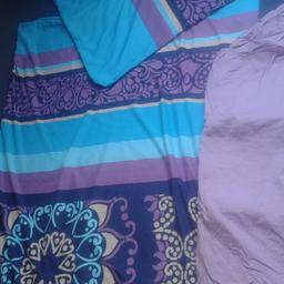 Sehr hübsche Bettwäsche aus Satin-ähnlichem Stoff mit idividuellem Muster in lila-blau-türkis.
Normale Größe.
Ein farblich einigermaßen passender Spannbettbezug ist auch dabei.
Preis VB