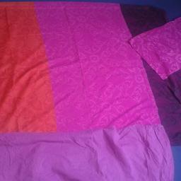 Verkaufe sehr hübsche Bettwäsche aus Satin-ähnlichem Stoff in den Farben orange, rosa und Bordeaux-rot.
Normale Größe.
Ein Spannbettbezug in einigermaßen passendem rosa ist auch dabei.
Der Preis ist VB