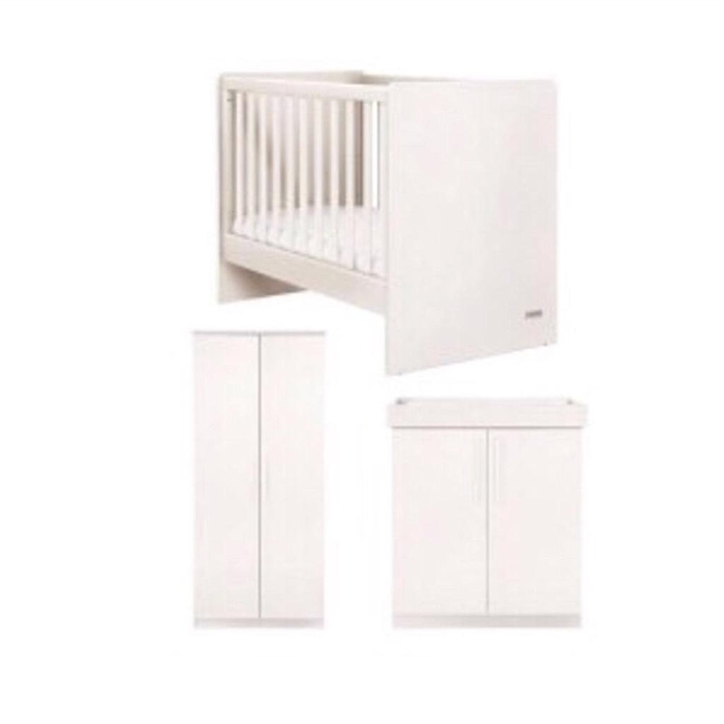 Mamas&Papas cot, changing table & wardrobe in NW3 London for £140.00
