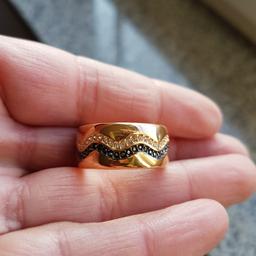 Nie getragener Ring von Swarovski in Rotgold mit schwarzen und weißen Steinen. Innendurchmesser: 1,8 cm.