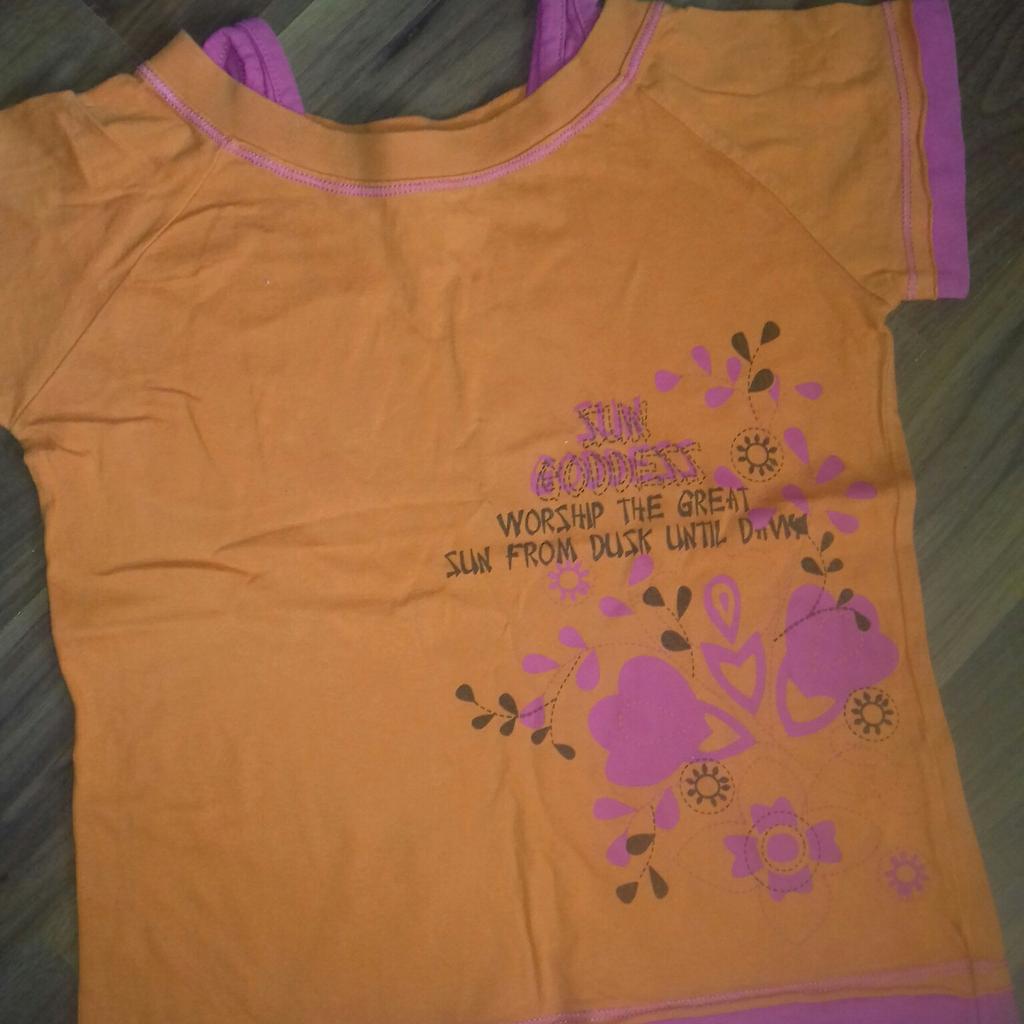 Girls T Shirt age 8-9yrs top £1. Collect only.