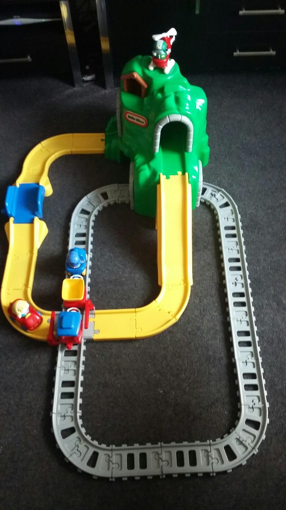 Little Tikes Train and road set in CO15 Tendring für £ 10,00 zum ...