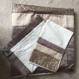 Luxury Dunelm Mill Double Bedding Set with matching sequin runner
Comes with double duvet, four pillowcases & runner.
Gorgeous golden sequin colours.
Excellent condition.
From a pet and smoke free home.
