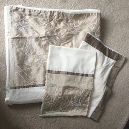 Luxury Dunelm Mill Double Bedding Set
Double duvet with four pillowcases & huge silky beige throw.
Great condition, apart from a little blue mark (see second photo) when bed is made and tucked in this cannot be seen.
Cream and golden design.
From a pet and smoke free home.