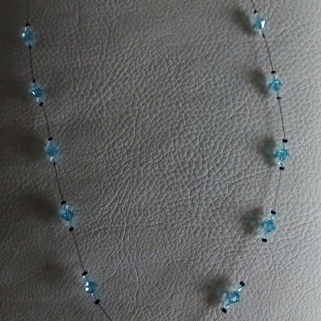 Vendo collana con cristalli azzurri e ciondolo a croce. Lunghezza dalla chiusura alla croce circa 32 cm