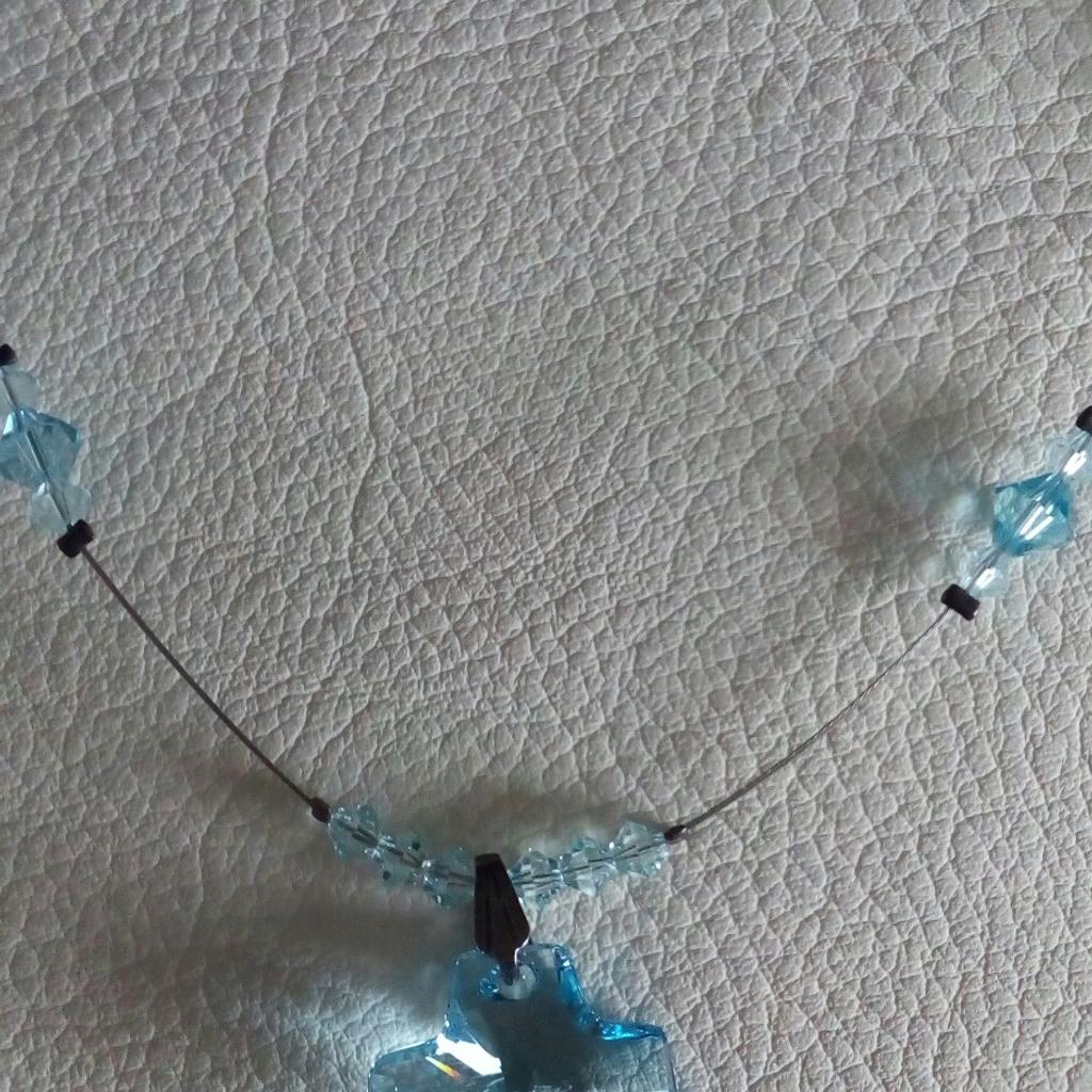 Vendo collana con cristalli azzurri e ciondolo a croce. Lunghezza dalla chiusura alla croce circa 32 cm