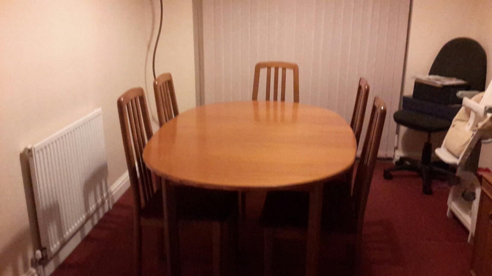 Extending dining room table and 5 chairs in DN3 Doncaster für 5,00