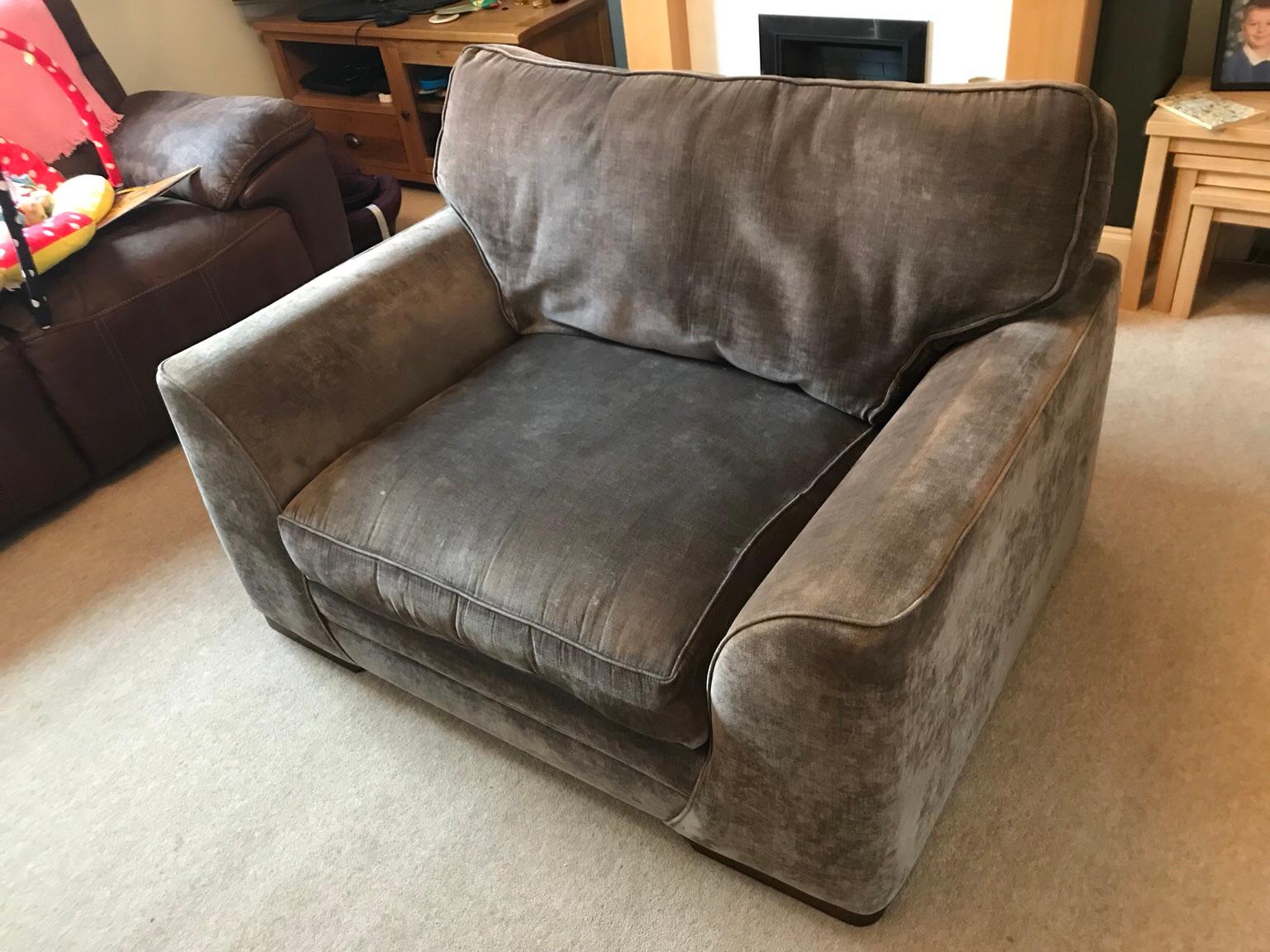 SCS 'Ashley Manor' Love Seat Sofa in WF14 Battyeford for £50.00 for