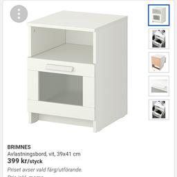 Ett Sängbord ( nattduksbord avlastningsbord ) med hylla och låda (Brimnes Ikea) som katalogbild fast m "frostat lådglas". Mått: B39 X D41 X H53. Nypris 399 - här 50.- 
Fint skick - vill bara inte slänga!