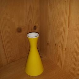 Vendo vaso in ceramica vintage, colore giallo e blu, altezza 12 cm a 3 € cad.

Blumenvase 12 cm hoch. In gelb und blau. Je 3 €