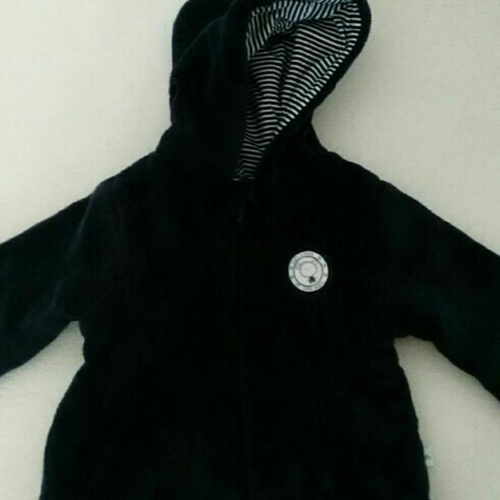 Kuschelige, kurz getragene Jacke in Gr. 56
Perfekt in der Babyschale