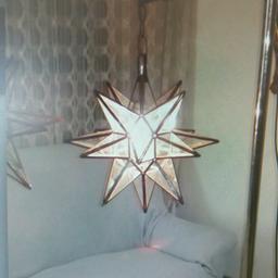 Lampadario d'epoca in critallo a forma di stella di Urbino, dimen. Larghezza 40cm x 40 + 40 cm catena, un punto luce ottimo stato. Posso spedire 10 euro
