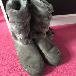 Pom Pom boots grey Ella
Size 5 
Good condition hardly worn