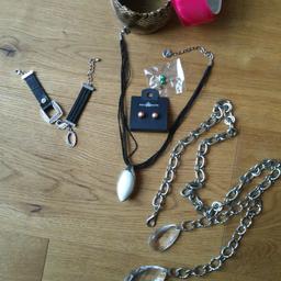 3 Armbänder, 2 Paare Ohringe neu, 2 Halsketten
Abholung in Hall in Tirol
