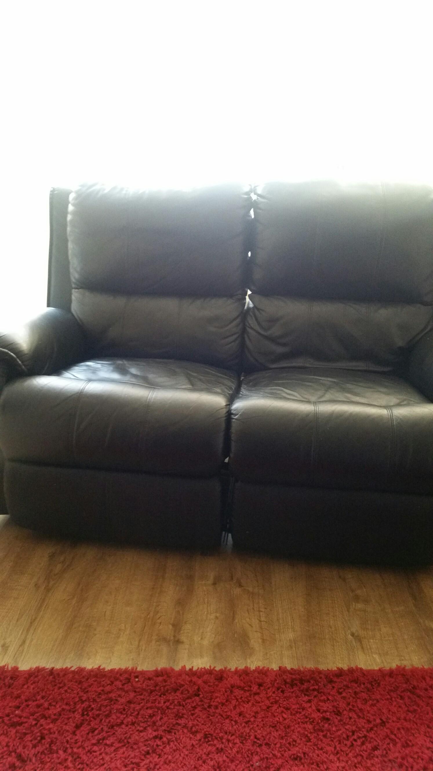 3 and 2 seater recliner black sofas in S65 Rotherham für 50,00 £ zum