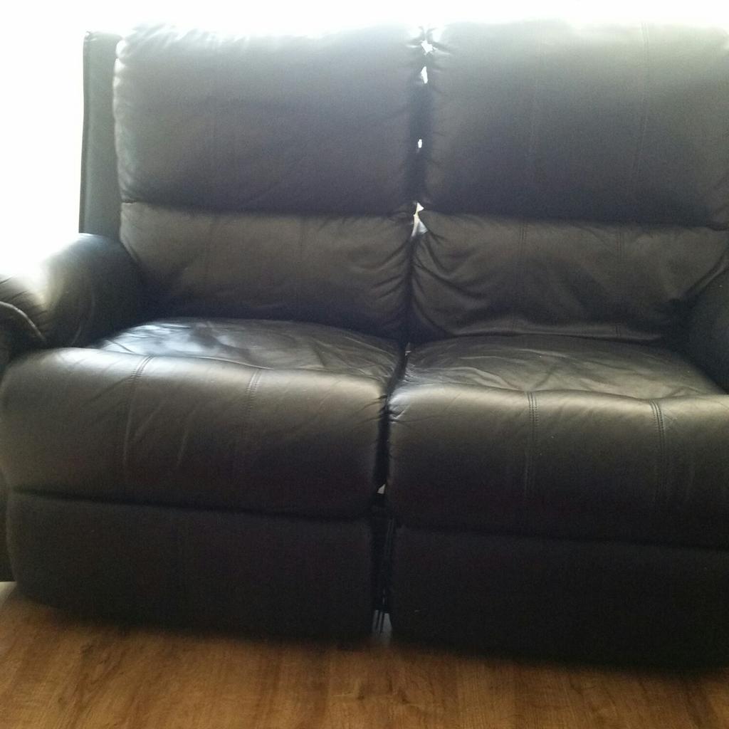 3 and 2 seater recliner black sofas in S65 Rotherham für 50,00 £ zum