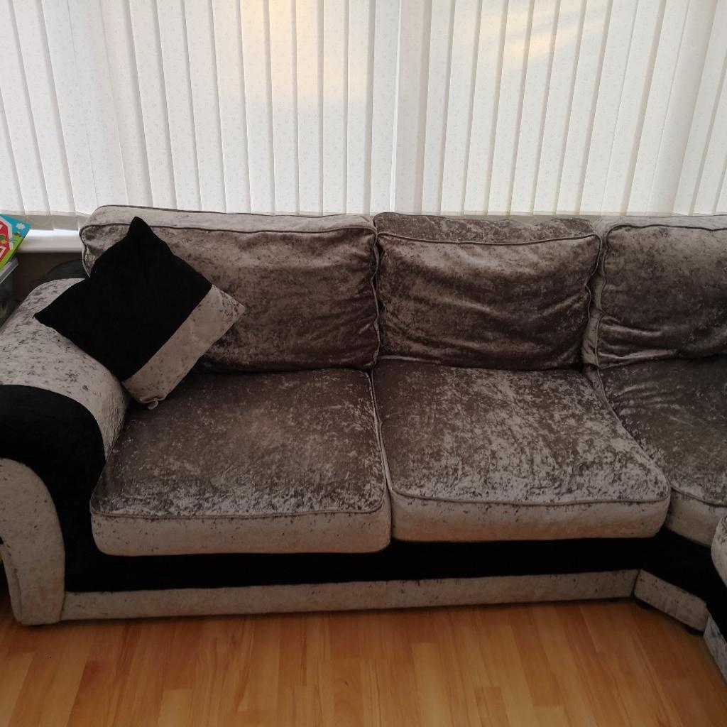 Crushed velvet grey and black corner sofa in L1 Liverpool für £ 350,00