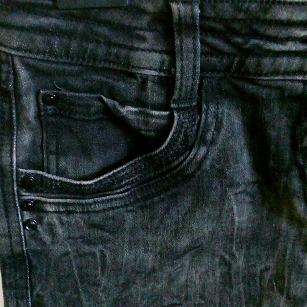 Vendo minigonna marca Pinky jeans colore grigio scuro. Taglia 42. Praticamente come nuova. Perfette condizioni