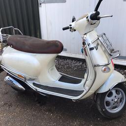 Piaggio vespa et4 125cc Y Reg 2001 pearl white 17000 miles no mot battery flat can show you it running on a jump start 
I have the v5 and keys spares or repairs hence !!!!!