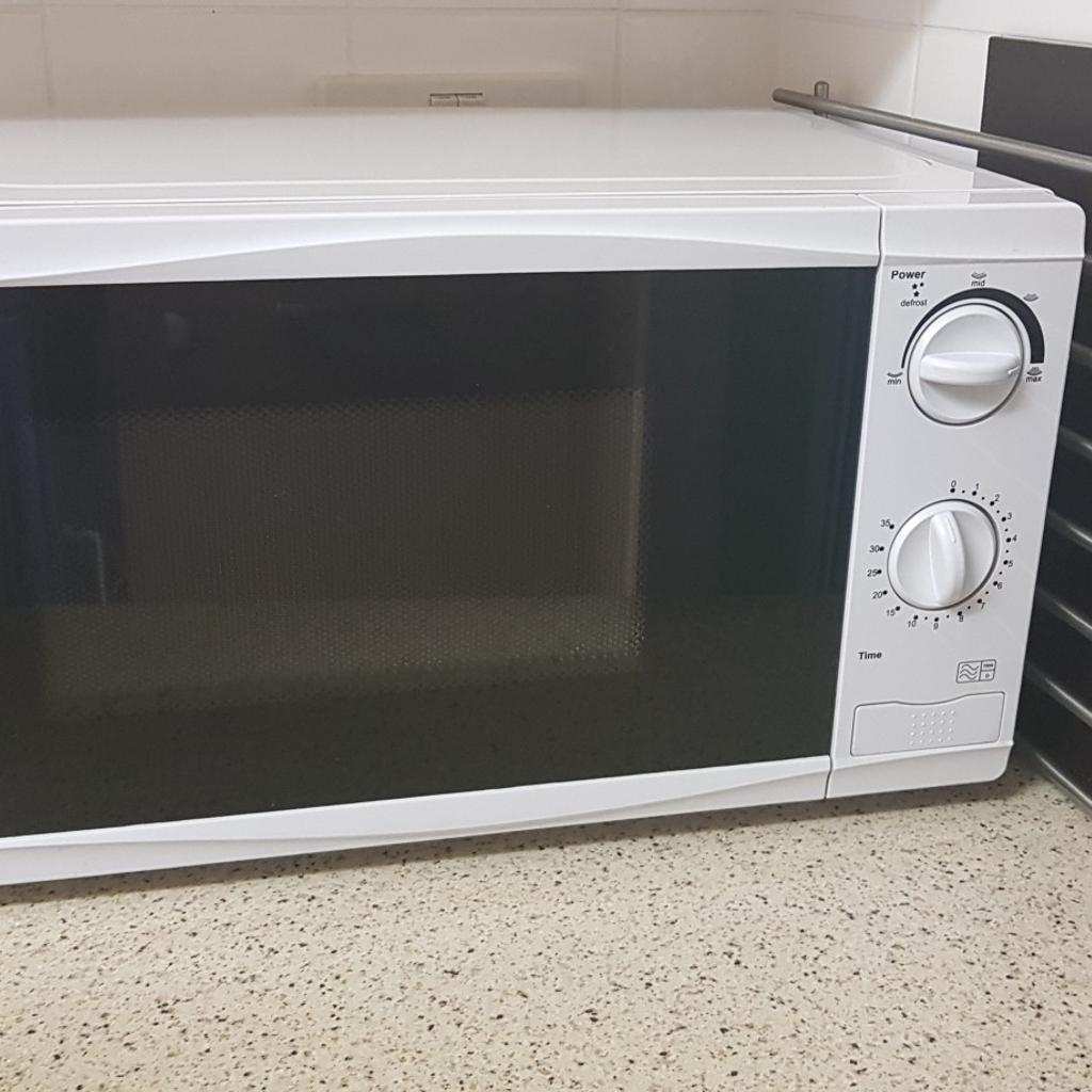 Tesco Solo Microwave Mm08 Value, 17L Black in DE14 Staffordshire for