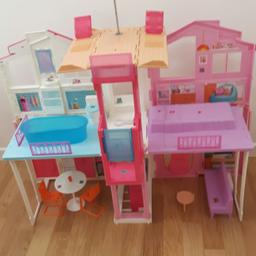 Vendo casa Barbie Malibu completa di tutti i pezzi,
Istruzioni per il montaggio e scatola.
Come nuova,
Montata e rimessa a posto per inutilizzo.