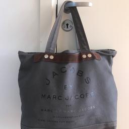 Grå väska från Marc Jacobs 
Köpt på Marc Jacobs butiken i Stockholm
Fint skick!
Nypris: ca 1 000 kr