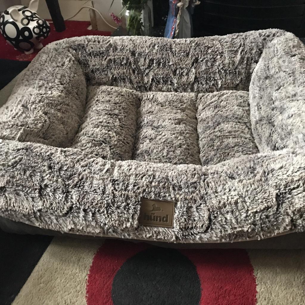 Hund square 2025 nuzzle dog bed