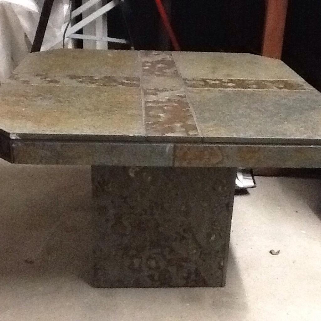 Stein Tisch gut erhalten, nur an Selbstabholer 70 x70 46 hoch. Privat Verkauf keine Garantie und Rücknahme