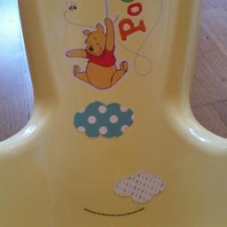 Der Anatomische Babybadesitz Winnie Pooh bietet Sicherheit, Komfort und Badespaß. Dieser anatomisch geformte Babybadesitz kann in die Babybadewanne oder eine große Badewanne gestellt werden. Die Anti-Rutsch-Gummierung und der Saugnapf an der Unterseite verhindern dabei ein Verrutschen des Sitzes und machen das Baden für Eltern und Baby angenehmer.
Maße: 53 x 25 x 22 cm. Farbe: gelb
Mit Anti-Rutsch-Gummierung und Saugnapf, mit Disney Winnie Pooh- Dekor. Ab 3 Monaten.
