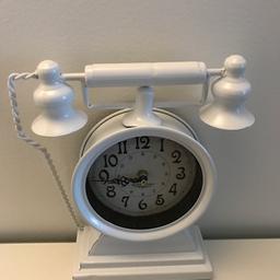 Vit fungerande klocka med gammal telefonlur stil