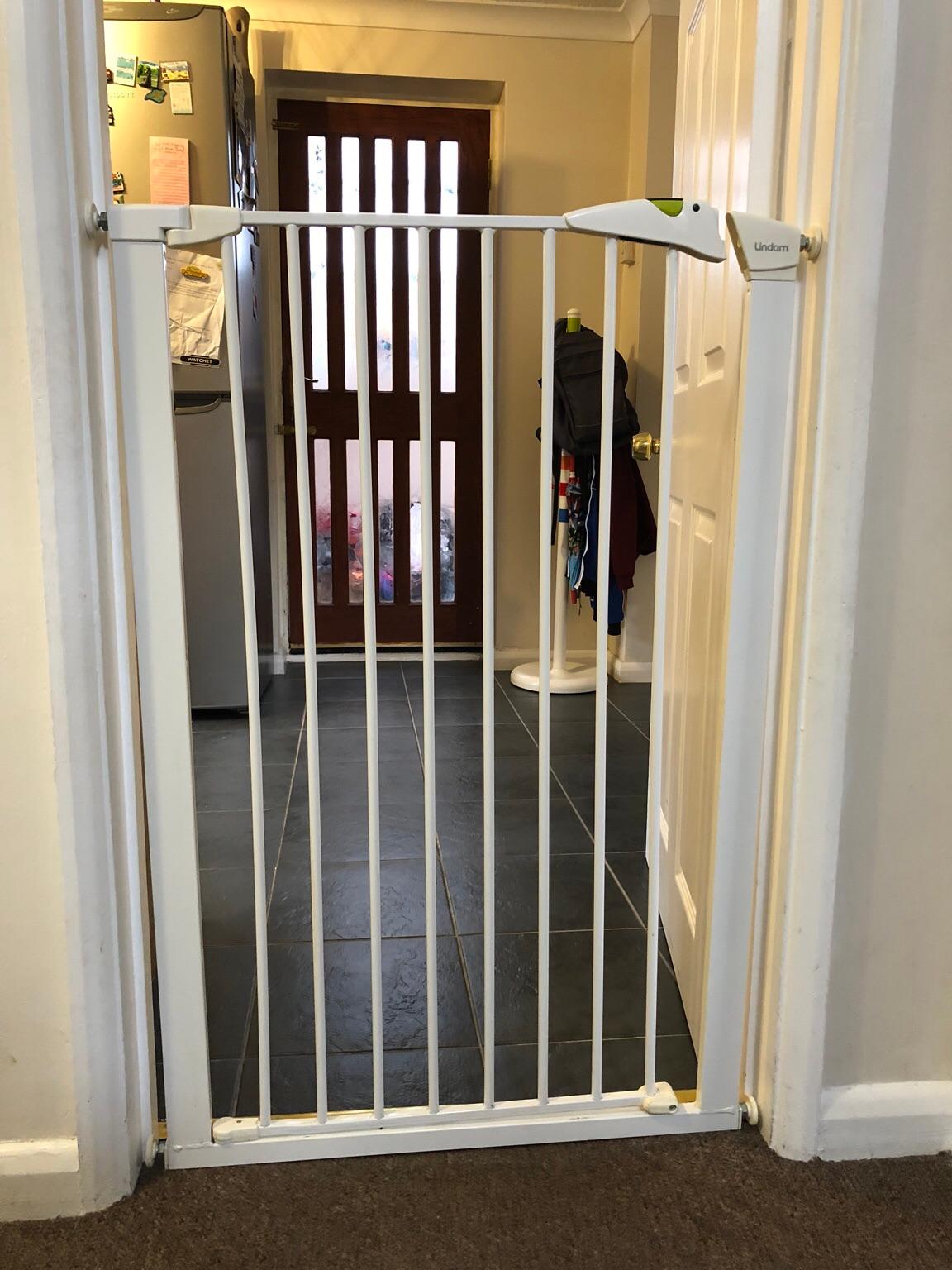 Lindam pressure tall high door dog stair gate in DY10 Forest for £20.00