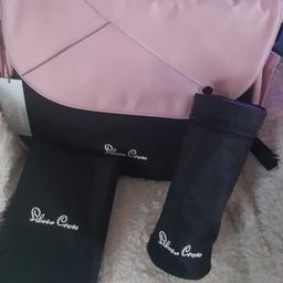 Silvercross vintage pink changing bag

With bottle warmer and changing mat

Brand new tags still on bought but never used changed mind on pram

Post my hermes 5.00 recorded