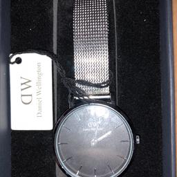 Orologio daniel wellington nuovo mai indossato, completo di scatola originale. Vendo causa regalo non gradito. Spedizione a carico dell acquirente.