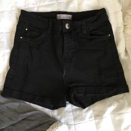 Svarta shorts från Bershka. Köpta i London och aldrig använda. De är i storlek 36 och är högmidjade. :)