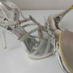 Bellissimi sandali nuovi, colore argento impreziosite da pietre numero 37, tacco 12 plateau 2,5 