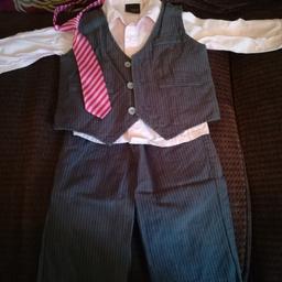 Boys Next 12-18 month suit
Lovely pinstripe suit with pink shirt and tie
Used but excellent condition
Ono