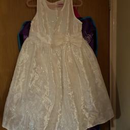 This is Brand new but without tags
Ages 5-6 years
Very pretty sparkly dress perfect for parties or even as a bridesmaids dress
collection Wythenshawe m22 or will post at buyers cost