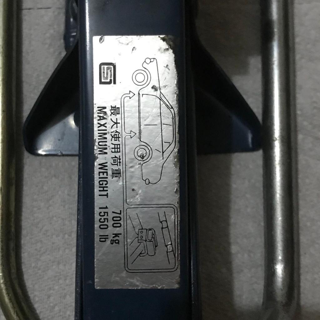 Car lifting scissor jack with spanner used in OL11 Rochdale für £ 10,00 ...
