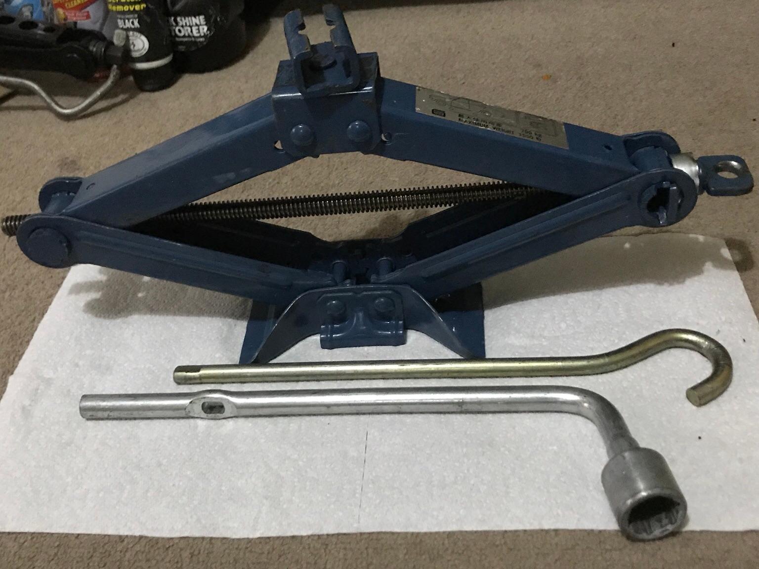 Car lifting scissor jack with spanner used in OL11 Rochdale für £ 10,00 ...