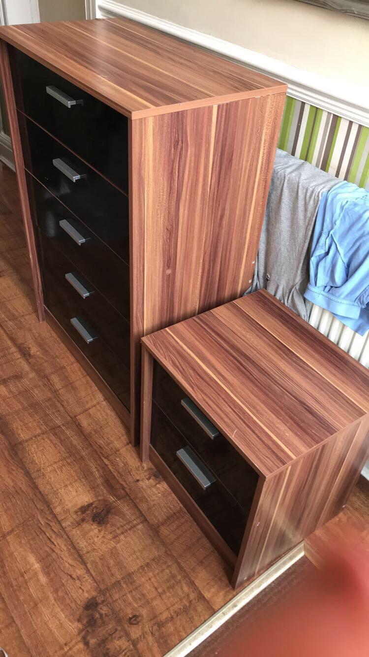 Chest of drawers and beside table in CH42 Wirral für 15,00 £ zum