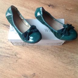 Green bow dolly shoes. Size 6.

Worn couple of time in an office so mainly indoors. Good condition.