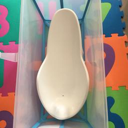 Verkaufe gut erhaltenen faltbare Babybadewanne von Stokke inkl. Babyeinsatz. Die Badewanne hat ein paar Gebrauchsspuren,ist jedoch in einem tadellosen Zustand. Super platzsparend,für kleine Bäder geeignet