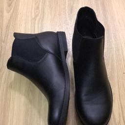 Comfortable black Chelsea boots
Never been worn
Size 5