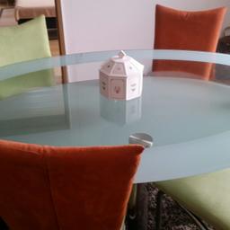 Oval Glass Esstisch u 6 gepolsterte Stühle
in einem super Zustand